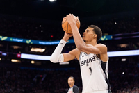 文班亚马本赛季在持球三分和接球三分上的命中率分别是多少，进步有多大？