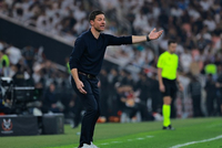 皇家马德里主帅阿韦罗亚在这场2-4失利中的临场指挥被质疑在哪几个方面？