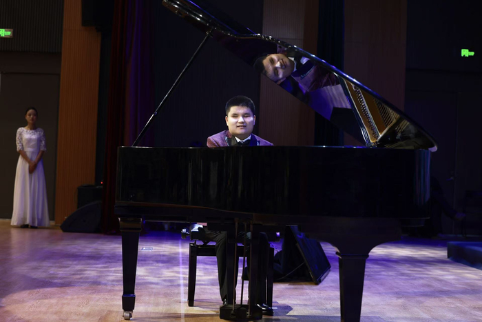 青年盲人钢琴家刘浩现场演奏《彩云追月》和《我的祖国》。新京报记者 郭延冰 摄