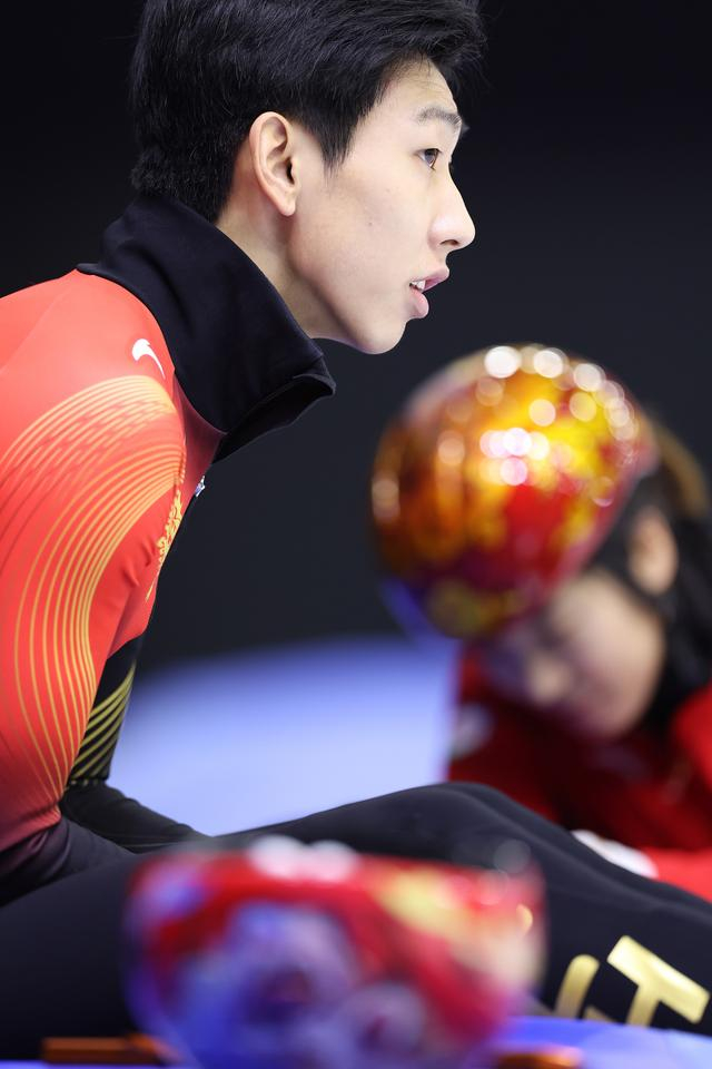 ↑ 中国短道速滑队选手孙龙在训练间隙。 新华社记者 李明 摄