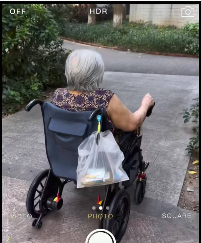 2025年9月，苏女士的外婆刚刚会用电动轮椅，在小区内使用。受访者供图