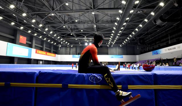 ↑ 中国短道速滑队选手孙龙在训练间隙。 新华社记者 李明 摄