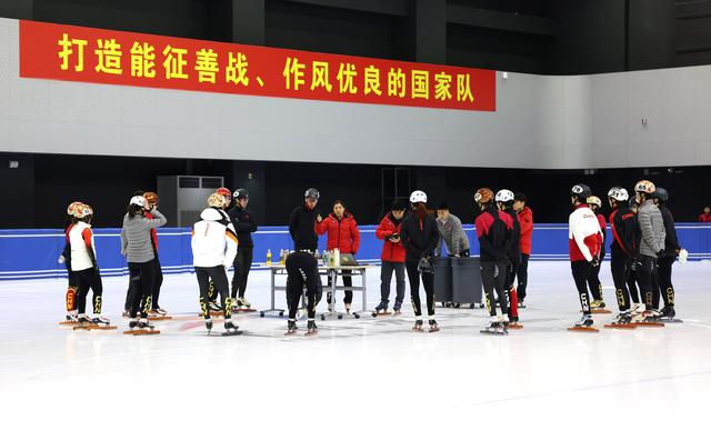 ↑ 中国短道速滑队教练张晶（中）在训练中指导队员。 新华社记者 李明 摄