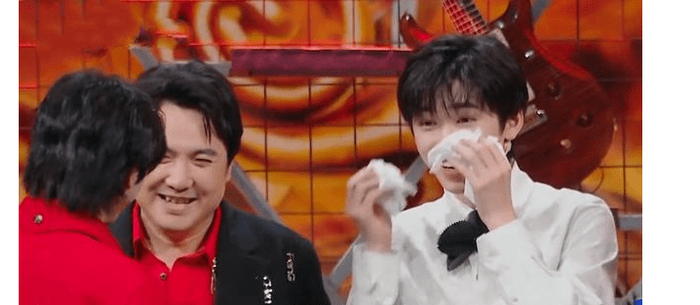 宋亚轩虽然输了这场比赛，但第一个反应就是拿纸擦脸，一直面带微笑，还被马嘉祺的肺活量惊艳了，看来宋亚轩的心态很好，难怪他是王牌家族最有潜力的嘉宾，从一个害羞的小男孩，变成现场唯一的主持人，尽管输了比赛，也丝毫没有失色，也让我们看到了时代少年团的友谊和团魂，此时华晨宇和沈腾都觉得这场比赛很精彩，也赢得了全场的掌声。