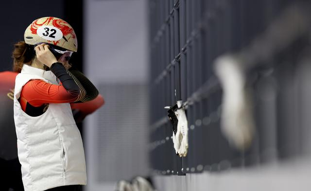 ↑ 中国短道速滑队选手杨婧茹在训练前准备。 新华社记者 李明 摄