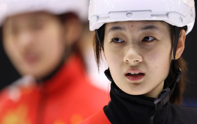 ↑ 中国短道速滑队选手王欣然在训练中。 新华社记者 李明 摄