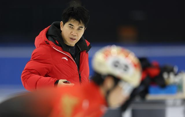 ↑ 中国短道速滑队教练全宰秀在训练中指导队员。 新华社记者 李明 摄