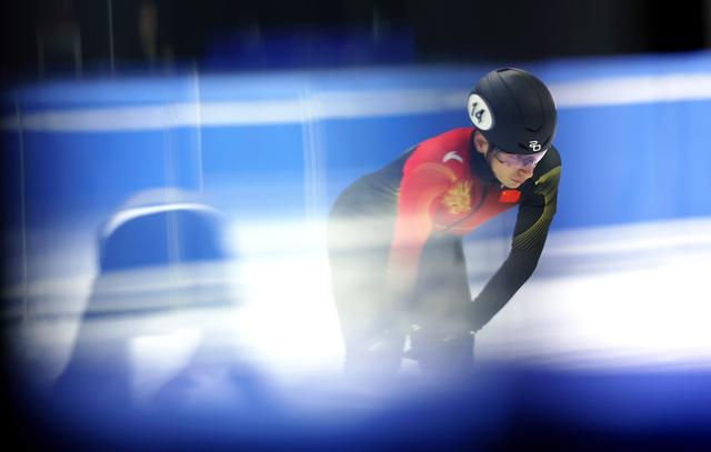 ↑ 中国短道速滑队选手刘少昂在训练中。 新华社记者 李明 摄