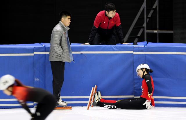 ↑ 中国短道速滑队选手公俐（右下）在训练中摔倒。 新华社记者 张晨 摄