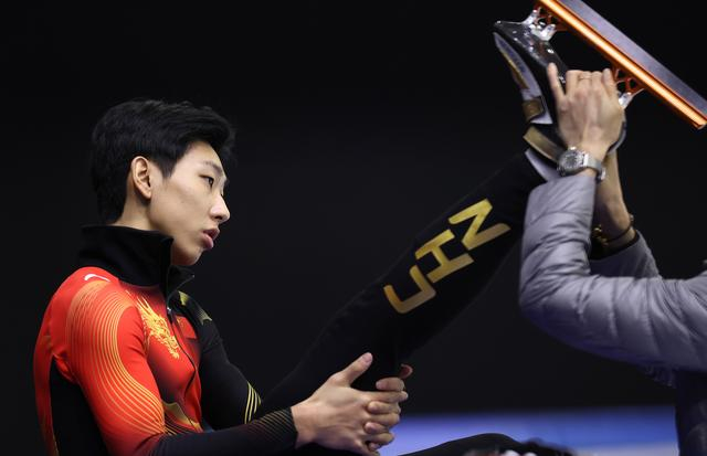 ↑ 中国短道速滑队选手孙龙在训练间隙。 新华社记者 李明 摄