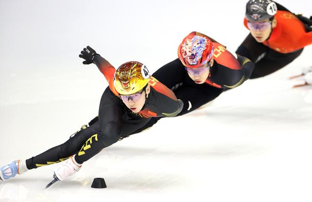 ↑ 中国短道速滑队选手张柏浩（左一）在训练中。 新华社记者 张晨 摄