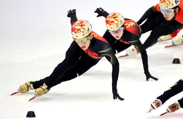 ↑ 中国短道速滑队选手林孝埈（左一）在训练中。 新华社记者 张晨 摄