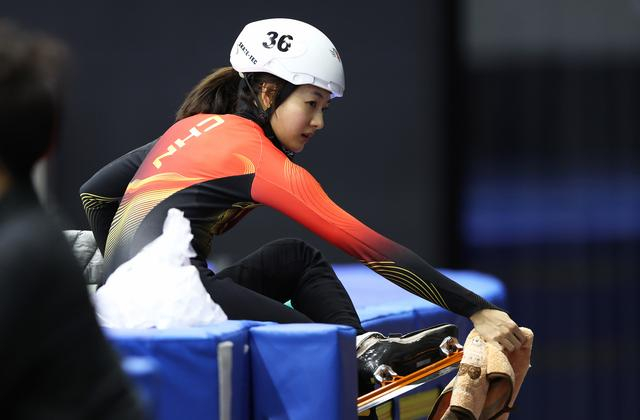 ↑ 中国短道速滑队选手王欣然在训练中。 新华社记者 李明 摄