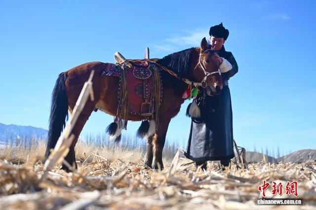 图为2026年1月6日，其乌抠安抚自己的爱马。中新社记者 李亚龙 摄