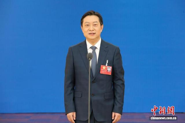 山东省政协委员、山东大学齐鲁医院党委书记陈鑫回答记者提问。郭笑 摄