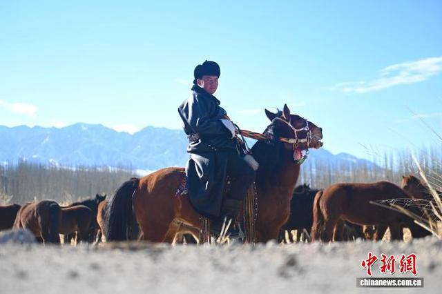 图为2026年1月6日，其乌抠在雪山脚下牧马。中新社记者 李亚龙 摄