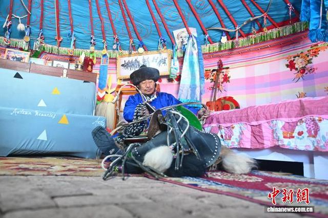 图为2026年1月5日，新军在自己的蒙古包内整理马鞍。中新社记者 李亚龙 摄