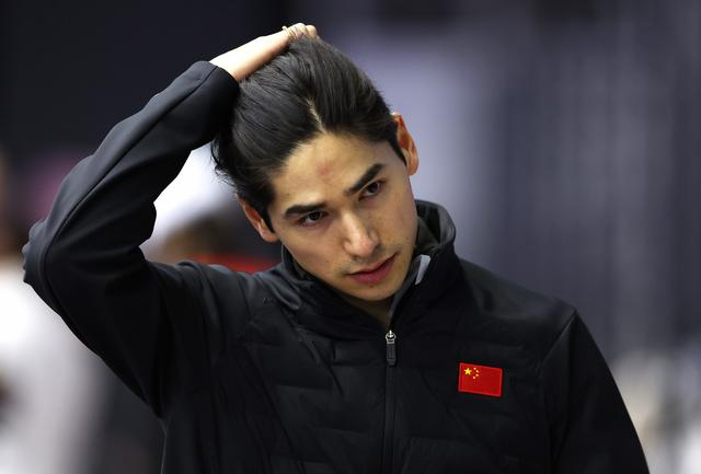 ↑ 中国短道速滑队选手刘少昂在训练后。 新华社记者 李明 摄