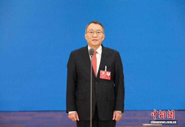 山东省政协委员，中国工商银行山东省分行党委书记、行长李峰回答记者提问。郭笑 摄