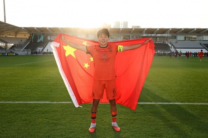 徐彬今年21岁，司职后腰，刚刚带领U23国足夺得亚洲杯亚军，创造队史最佳战绩，此前代表青岛西海岸参加中超联赛。