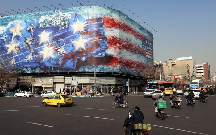 ▲当地时间2026年1月27日，伊朗德黑兰，街头写有反美标语的巨型广告牌。图/IC photo