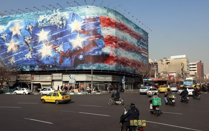 ▲当地时间2026年1月27日，伊朗德黑兰，街头写有反美标语的巨型广告牌。图/IC photo