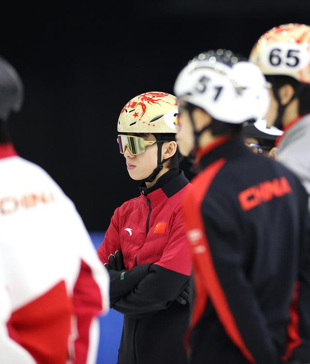 ↑ 中国短道速滑队选手林孝埈（中）在训练中聆听教练张晶指导。 新华社记者 张晨 摄