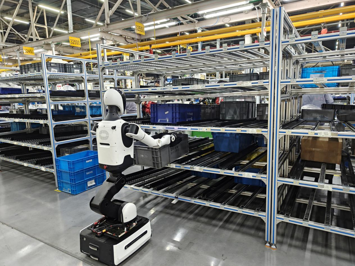天轶机器人在福田康明斯工厂里搬箱子。新京报贝壳财经记者 韦博雅 摄