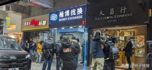 图片说明：香港警方在事发地点进行调查