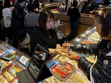 中国奢侈品市场现回暖迹象，年轻人称“还是不如买黄金”