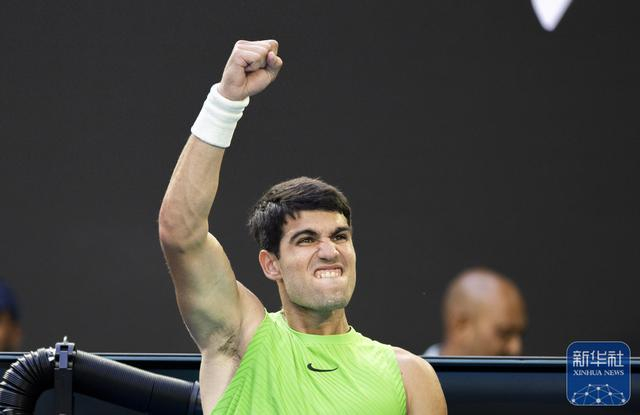 ↑ 阿尔卡拉斯在比赛中庆祝得分。 新华社发（胡泾辰摄）