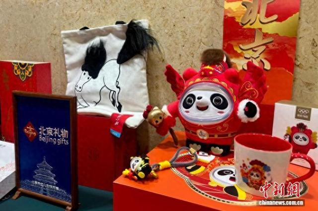 1月30日，北京举行2026年北京市春节文化活动新闻发布会。图为发布会现场展示的马年文创和特色商品。徐婧 摄