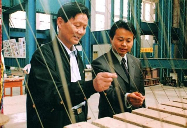 顾安邦（左）与研究生 本文图均为 重庆交通大学新闻网 图