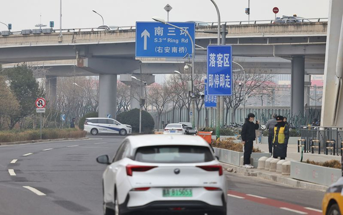 北京南站南广场落客区设有清晰的“即停即走”标识牌。新京报记者 王贵彬 摄