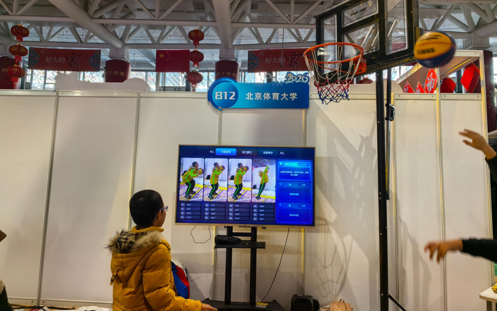 小学生现场体验智能投篮训练系统。新京报记者 杨菲菲 摄