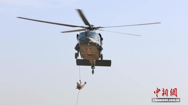 第83集团军某旅开展空地协同训练。图为官兵正在进行机降。徐君强 摄