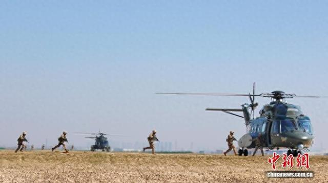 第83集团军某旅开展空地协同训练。图为突击步兵快速登机。徐君强 摄