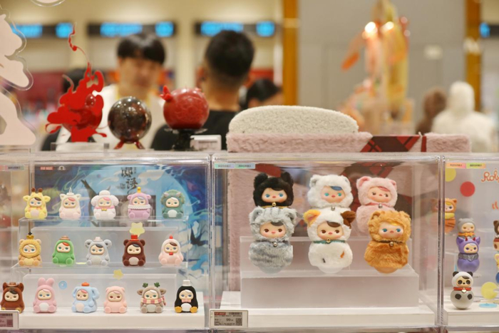 2025年6月12日，顾客在浙江省嘉兴市南湖区一家泡泡玛特门店购物。新华社发