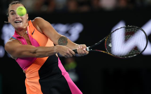 1月31日，萨巴伦卡在比赛中回球。新华社记者 马平 摄