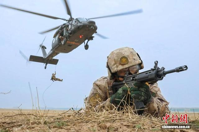 突击步兵分队完成机降后，形成战斗队形警戒。徐君强 摄