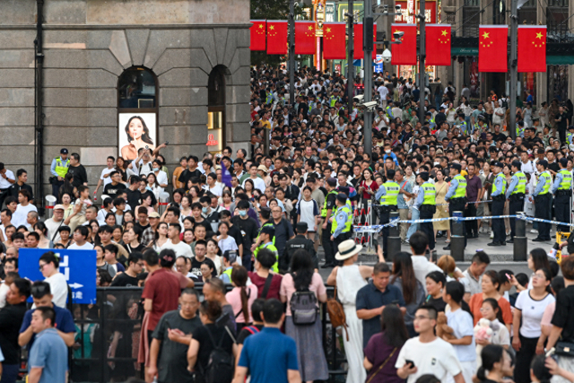 2025年10月2日，上海外滩，市民游客绿灯时过马路。澎湃新闻记者 朱伟辉 资料图