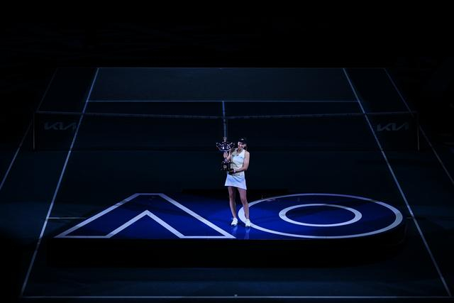 1月31日，莱巴金娜在颁奖仪式上。新华社发（王申摄）