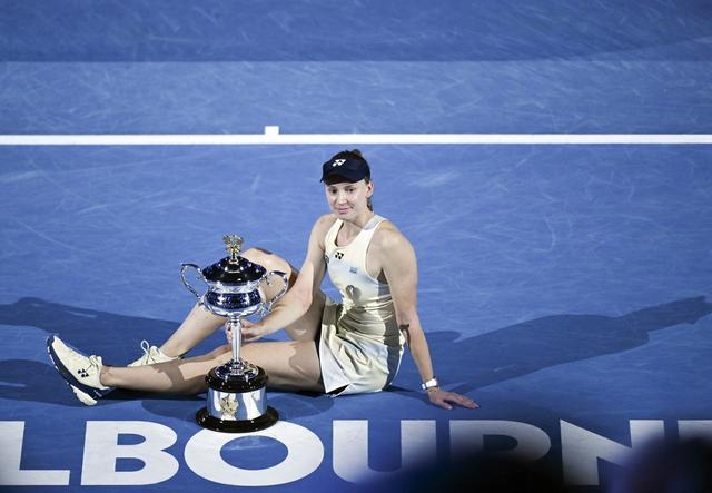 1月31日，莱巴金娜在颁奖仪式上和奖杯合影。新华社发（王申摄）