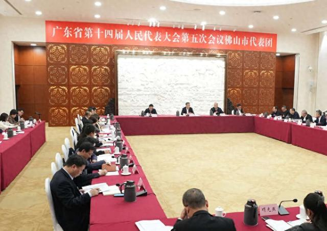 广东省第十四届人民代表大会第五次会议佛山市代表团进行分组审议。卜庆庆/摄