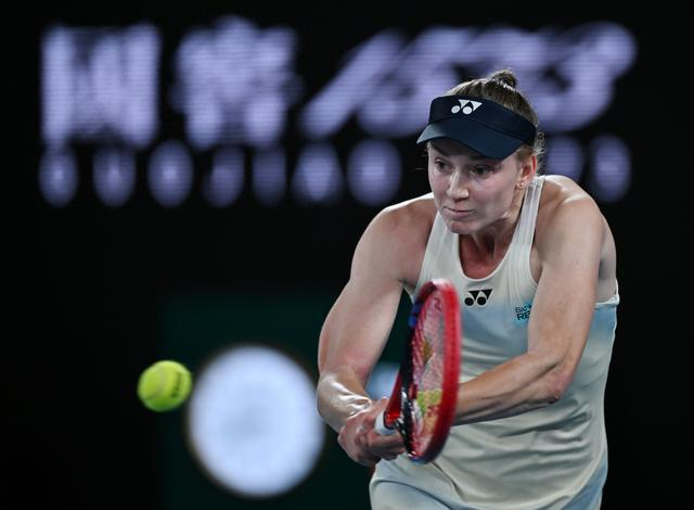 1月31日，莱巴金娜在比赛中回球。新华社发（王申摄）