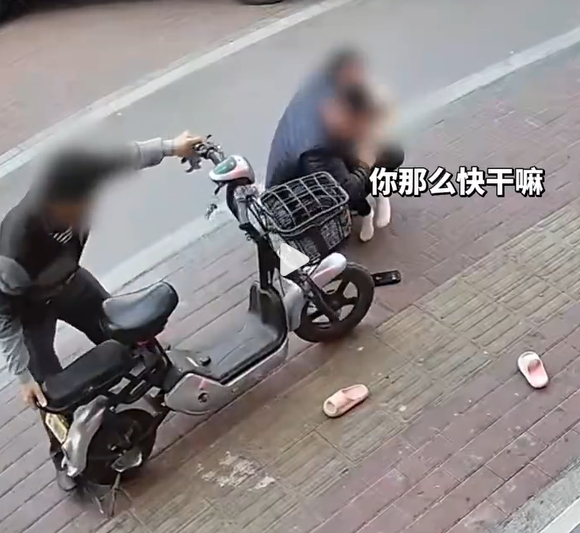 广东一位妈妈晒出自家门口的一段监控，画面显示女儿被一辆电动车撞倒。图/钱江晚报