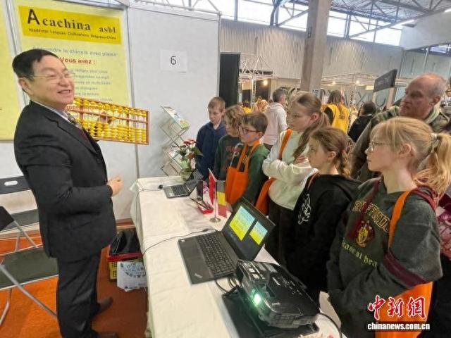 中比学院院长、比利时上海友好协会会长秦治官在展台讲解中国珠算，引得不少小朋友驻足。中新网记者 德永健 摄