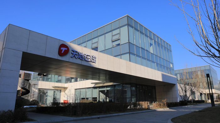 天地在线（002995）剧烈波动分析：涨停信息与收盘数据存在差异