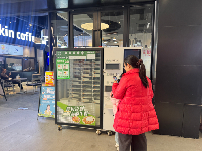 信息时报记者现场看到，该点位售餐柜内已空空如也，无任何餐品。信息时报记者 陈冰倩摄