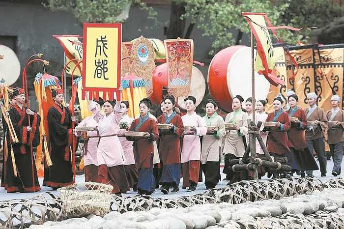     都江堰放水节距今已有两千余年历史传承，是我国首批国家级非物质文化遗产。